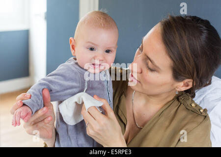 5 Monate altes Baby Boy Erbrechen. Stockfoto