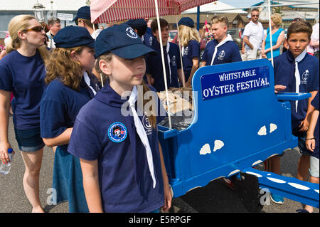 Sea Scouts ziehen symbolischen Wagen voller Auster Sack in Parade am Whitstable Oyster Festival Kent England UK Stockfoto