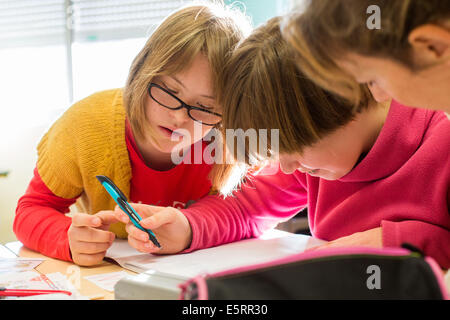 Teenager-Mädchen mit Down-Syndrom 13 jährige Ausbildung in ULIS (lokalisiert Einheiten für Inklusion Schule). Charente, Frankreich. Stockfoto