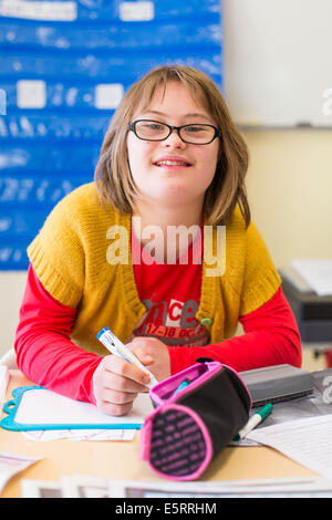 Teenager-Mädchen mit Down-Syndrom 13 jährige Ausbildung in ULIS (lokalisiert Einheiten für Inklusion Schule). Charente, Frankreich. Stockfoto