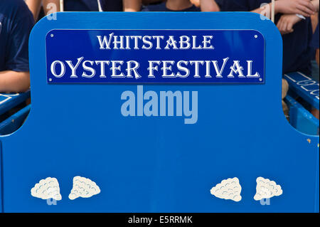 Sea Scouts ziehen symbolischen Wagen voller Auster Sack in Parade am Whitstable Oyster Festival Kent England UK Stockfoto