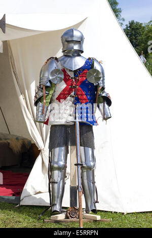 Ritter Rüstung mit Schwert stehend gegen ein weißes Zelt Stockfoto