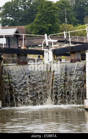 Auf dem Grand Union Canal England sperrt Stockfoto