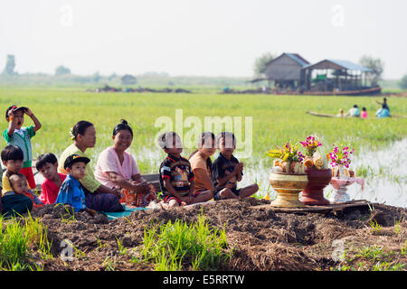 Süd-Ost-Asien, Myanmar, Shan-Staat, Inle-See während der Phaung Daw Oo Pagode Festival, Familie Opfergaben Stockfoto