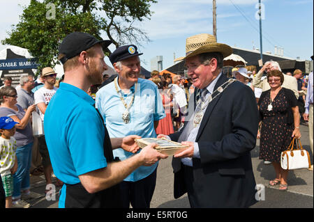 Sheriff von Canterbury Tony Austin Übergabe frische Austern an lokale Händler bei Whitstable Oyster Festival Kent England UK Stockfoto