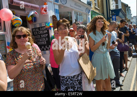 Besucher, die gerade Straße Parade in Whitstable Oyster Festival Kent England UK Stockfoto