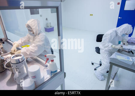 Vorbereitung der Haut Spende in einem Reinraum vor Erhalt, Zelle und Gewebe Einheit der CTSA in Clamart, Frankreich. Stockfoto