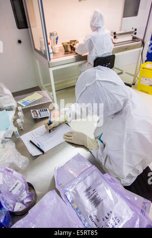 Vorbereitung der Haut Spende in einem Reinraum vor Erhalt, Zelle und Gewebe Einheit der CTSA in Clamart, Frankreich. Stockfoto