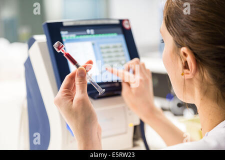 Krankenschwester, Messung der Blutgase, Intensivpflege-Abteilung, Krankenhaus Lagny Marne-la-Vallée, Frankreich, Stockfoto