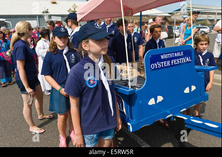 Sea Scouts ziehen symbolischen Wagen voller Auster Sack in Parade am Whitstable Oyster Festival Kent England UK Stockfoto