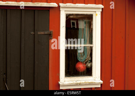 Detail der eine rote hölzerne Fischerhütte auf der Insel Åstol Gemeinde Tjörn, Bohuslän, Västra Götaland Iän, Schweden. Stockfoto