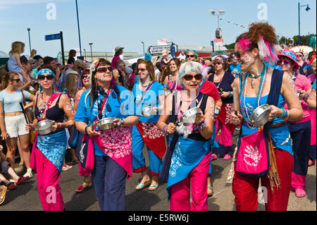 Samba-Band in Parade am Whitstable Oyster Festival Kent England UK Stockfoto