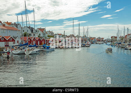 Blick auf den Hafen auf der Insel Åstol, Gemeinde Tjörn, Bohuslän, Iän Västra Götaland, Schweden, Skandinavien. Stockfoto