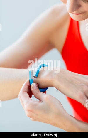 Frau trägt ein UP® von Jawbone elektronische Armband, Sensor-Tracker. Stockfoto