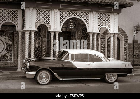 1950er Jahre Pontiac in der Innenstadt von Ybor City Tampa FL Stockfoto