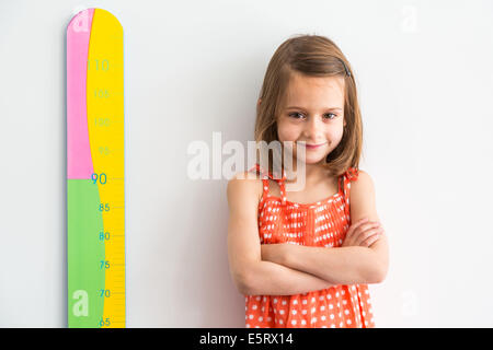 5-Year-Old Girl messen sich mit einer Höhe Spurweite. Stockfoto