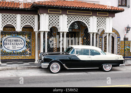 1950er Jahre Pontiac in der Innenstadt von Ybor City Tampa FL Stockfoto