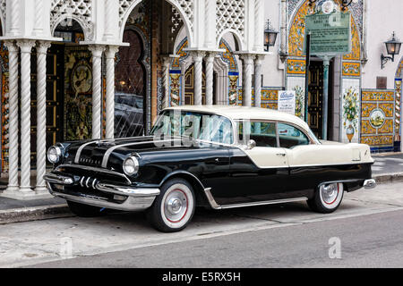 1950er Jahre Pontiac in der Innenstadt von Ybor City Tampa FL Stockfoto