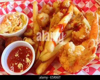 Panierte Garnelen Pommes Ketchup Colslaw Abendessen Stockfoto