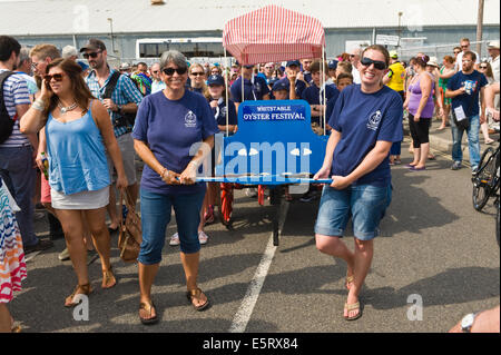 Sea Scouts ziehen symbolischen Wagen voller Auster Sack in Parade am Whitstable Oyster Festival Kent England UK Stockfoto