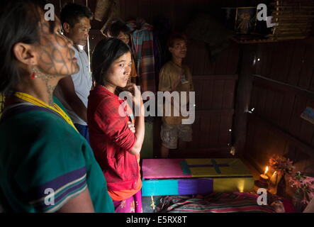 Beerdigung von 5 - Jahre altes Mädchen, Krai (Birmanisch: Kyar Hto) Dorf, Hügel in der Nähe von Mindat, Chin State in Myanmar. Stockfoto