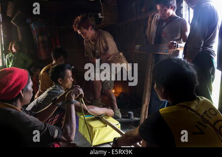 Beerdigung von 5 - Jahre altes Mädchen, Krai (Birmanisch: Kyar Hto) Dorf, Hügel in der Nähe von Mindat, Chin State in Myanmar. Stockfoto