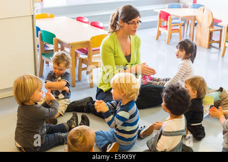 Kinderhort Hilfs Kinderkrankenschwester, Angoulême, Frankreich. Stockfoto