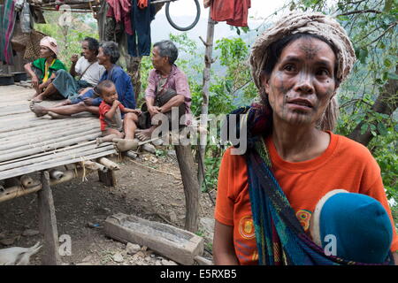 Beerdigung von 5 - Jahre altes Mädchen, Krai (Birmanisch: Kyar Hto) Dorf, Hügel in der Nähe von Mindat, Chin State in Myanmar. Stockfoto