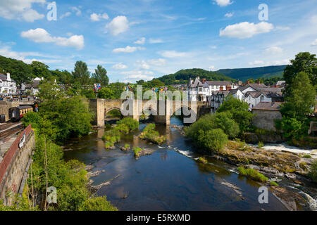 Eine Brücke über den Fluss Dee in Llangollen, Denbighshire, Wales, UK Stockfoto