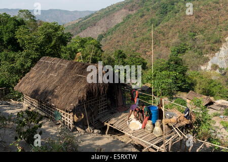 Krai (Birmanisch: Kyar Hto) Dorf, Hügel in der Nähe von Mindat, Chin State in Myanmar. Kinn, Holunder und Frau auslegen Maiskörner zu sehr Stockfoto