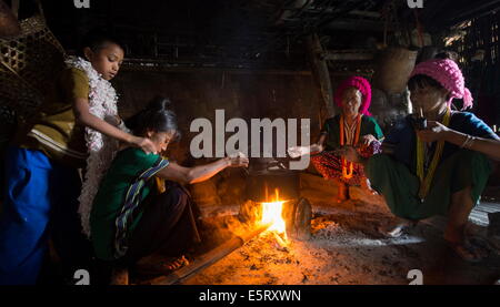 Krai (Birmanisch: Kyar Hto) Kinn Dorf, Hügel in der Nähe von Mindat, Chin State in Myanmar. Chin-Frauen (Haushaltsvorstand auf der linken Seite), Vorbereitung po Stockfoto