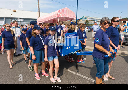 Sea Scouts ziehen symbolischen Wagen voller Auster Sack in Parade am Whitstable Oyster Festival Kent England UK Stockfoto