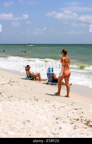 Junge Frau in einem Korallen-farbigen Bikini Bonita Beach in Florida entlang Stockfoto