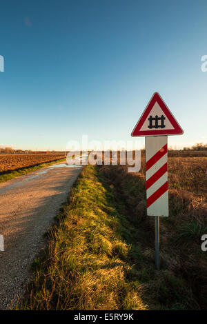 eine isolierte Bahnübergang im Plan von Friaul-Julisch-Venetien. Stockfoto