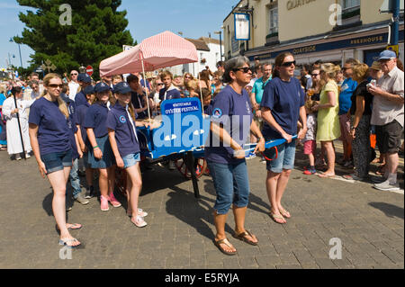 Sea Scouts ziehen symbolischen Wagen voller Auster Sack in Parade am Whitstable Oyster Festival Kent England UK Stockfoto