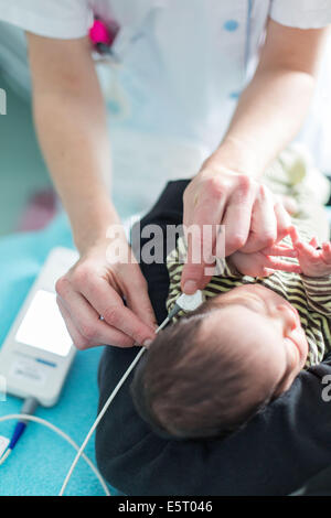 Neugeborenes Baby durchläuft Taubheit-Screening-Test, Angoulême Krankenhaus, Frankreich. Stockfoto