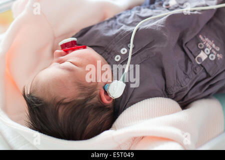 Neugeborenes Baby durchläuft Taubheit-Screening-Test, Angoulême Krankenhaus, Frankreich. Stockfoto