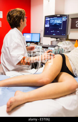 Weibliche Patienten einen doppler-Ultraschall (Angiodynography) Scannen an den unteren Extremitäten, Angoulême Krankenhaus, Frankreich. Stockfoto