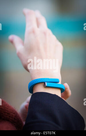 Frau trägt ein UP® von Jawbone elektronische Armband, Sensor-Tracker. Stockfoto