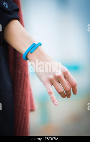 Frau trägt ein UP® von Jawbone elektronische Armband, Sensor-Tracker. Stockfoto