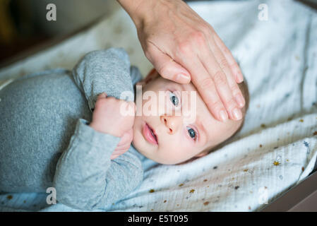 Überprüfen die Temperatur von 3 Monate alten Baby Boy. Stockfoto