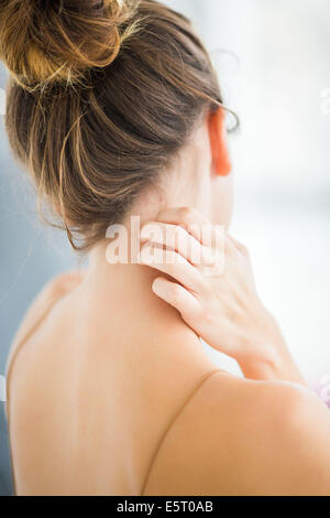 Frau, die ihren Hals Juckreiz. Stockfoto