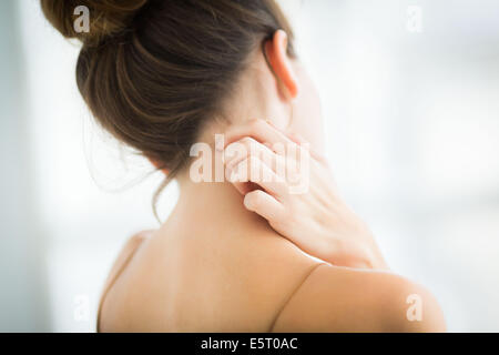 Frau, die ihren Hals Juckreiz. Stockfoto