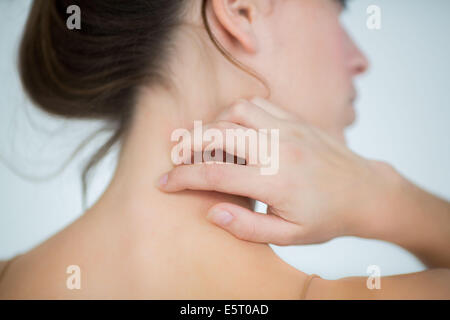 Frau, die ihren Hals Juckreiz. Stockfoto