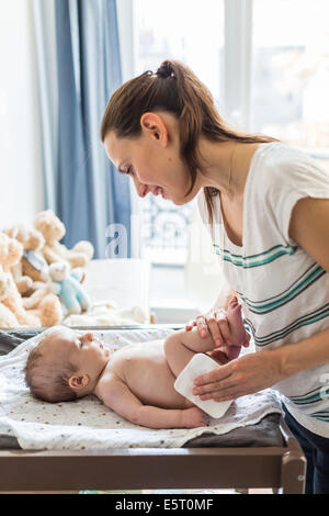 Verwendung von Baumwolle zum Waschen ein 3 Monate altes Baby Boy. Stockfoto