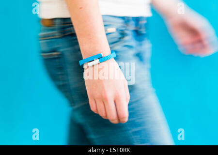 Frau trägt ein UP® von Jawbone elektronische Armband, Sensor-Tracker. Stockfoto