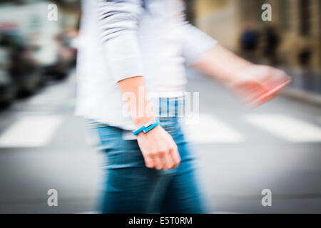 Frau trägt ein UP® von Jawbone elektronische Armband, Sensor-Tracker. Stockfoto