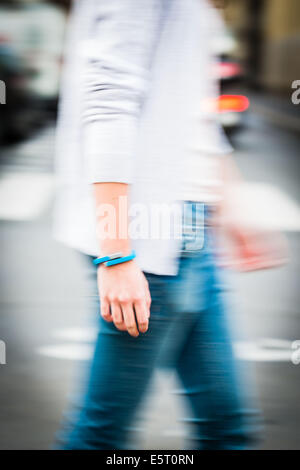 Frau trägt ein UP® von Jawbone elektronische Armband, Sensor-Tracker. Stockfoto