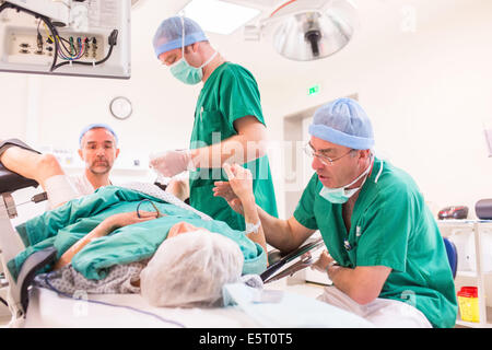 Ein Patient erfährt eine Darmspiegelung unter Hypnose, Argentan Krankenhaus, Frankreich. Stockfoto