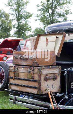 Retro Vintage Koffer auf einen amerikanischen Oldtimer gestapelt Stockfoto